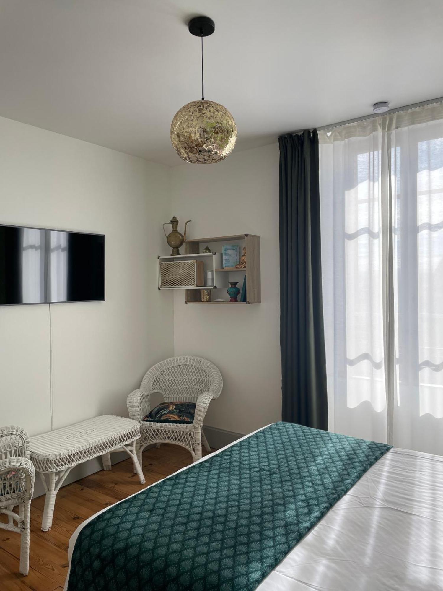 Mas Terre Chambres D'Hotes Lezoux Exterior photo